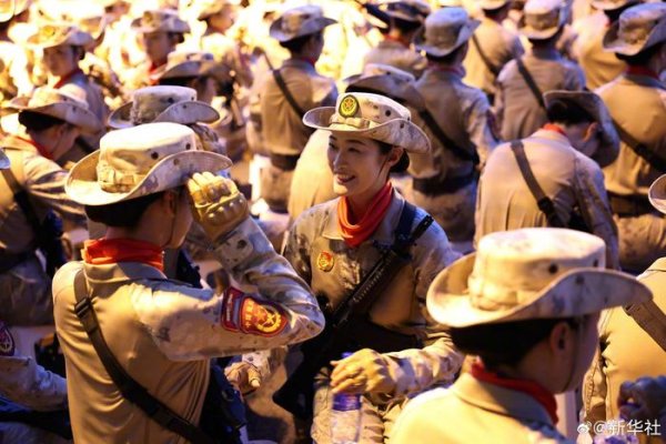万光证券 阅兵式女民兵英姿飒爽亮相